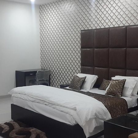 Hotel Mandakini Lush Kānpur Eksteriør bilde
