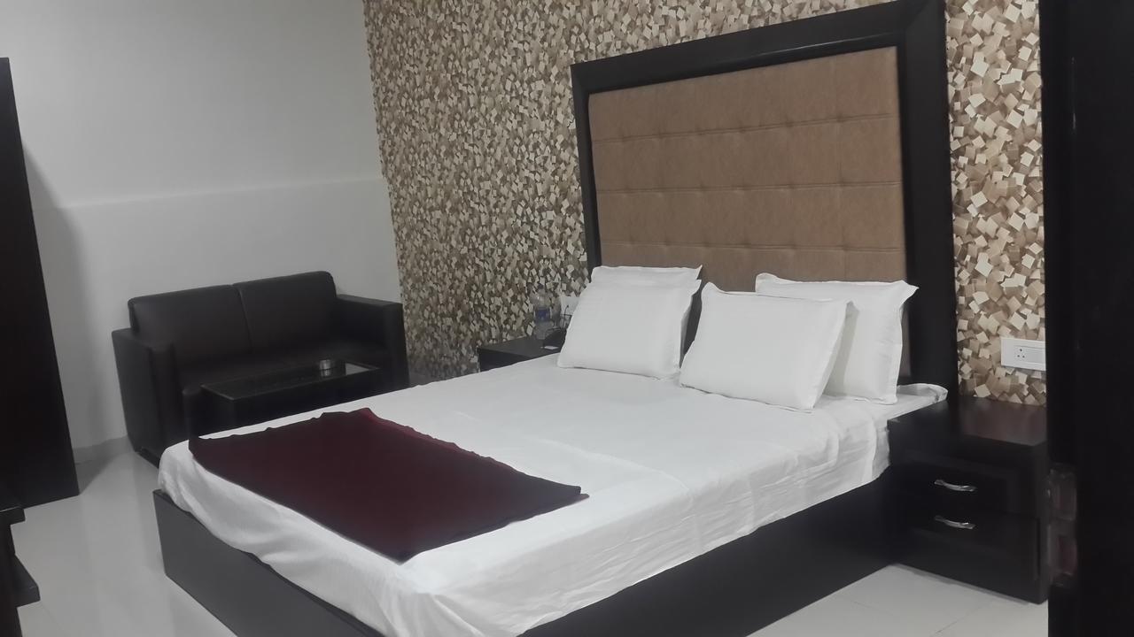 Hotel Mandakini Lush Kānpur Eksteriør bilde